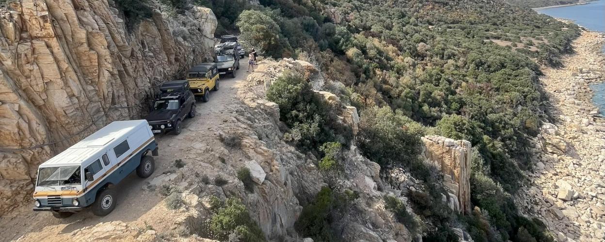 Offroad Italien Küstenpiste mit Badebucht
