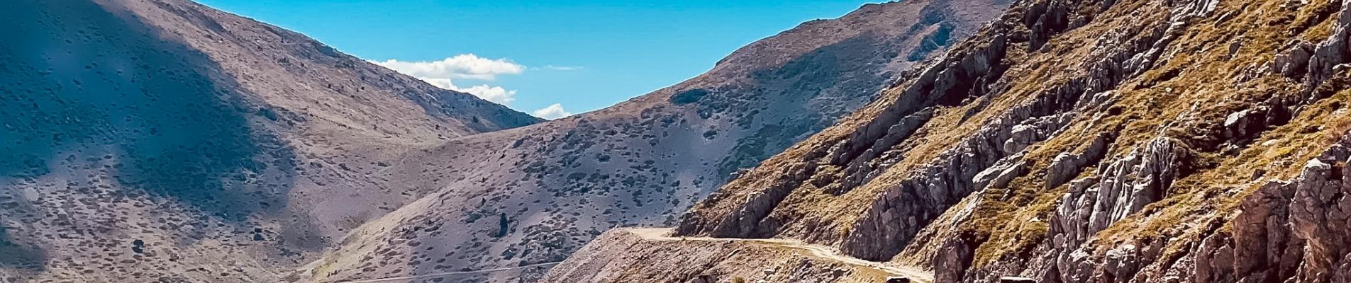 Berge mit Piste und 2 Geländewägen