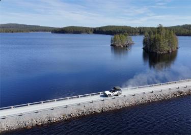Geländewagen auf Schotterpiste Am Svartälven